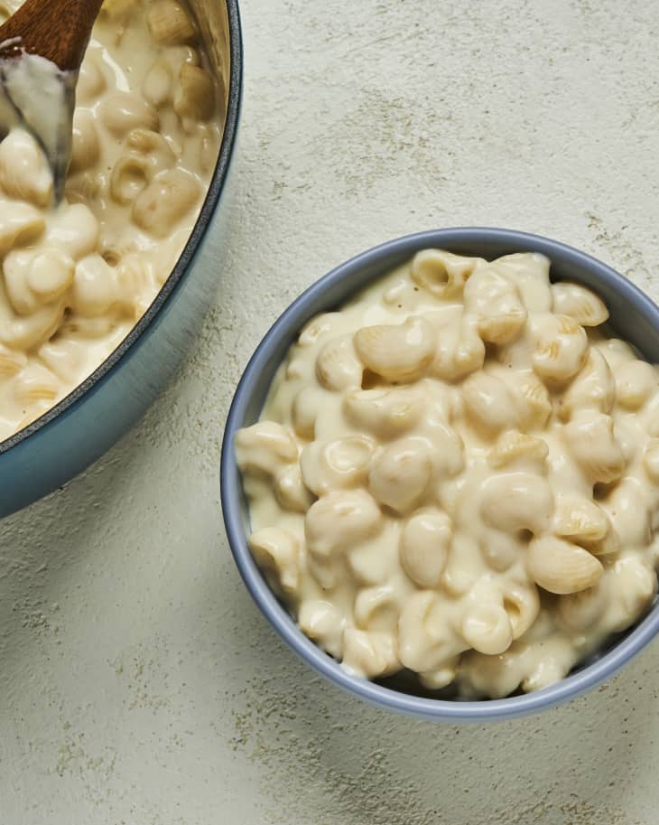 Copycat panera bread mac and cheese in a blue bowl.