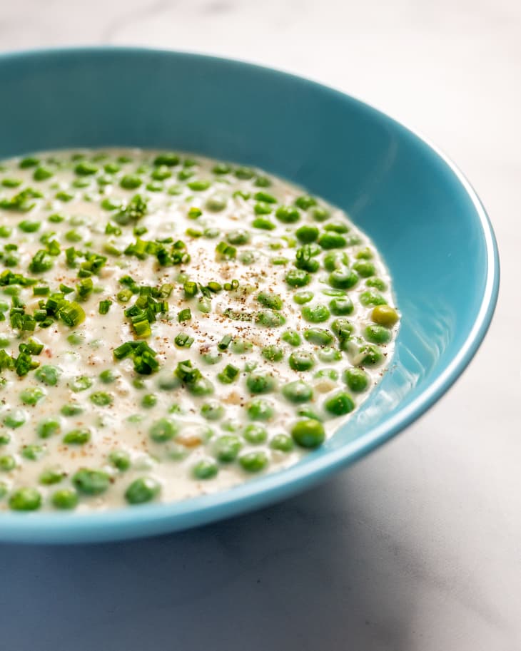 creamed peas in a turquoise bowl