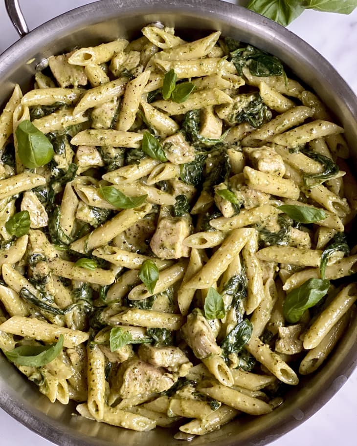 penne with chicken and pesto sauce with green vegetables tossed together