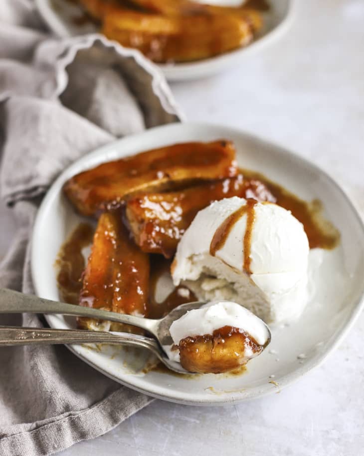 a plate with grilled bananas and vanilla ice cream (bananas foster)