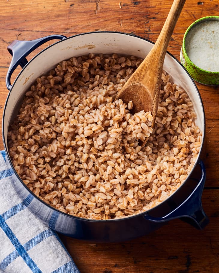 https://cdn.apartmenttherapy.info/image/upload/f_auto,q_auto:eco,c_fill,g_center,w_730,h_913/k%2FPhoto%2FRecipes%2F2020-12-how-to-cook-farro%2F2020-12-14_ATK107062