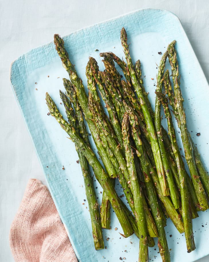 asparagus on a blue plate on a table
