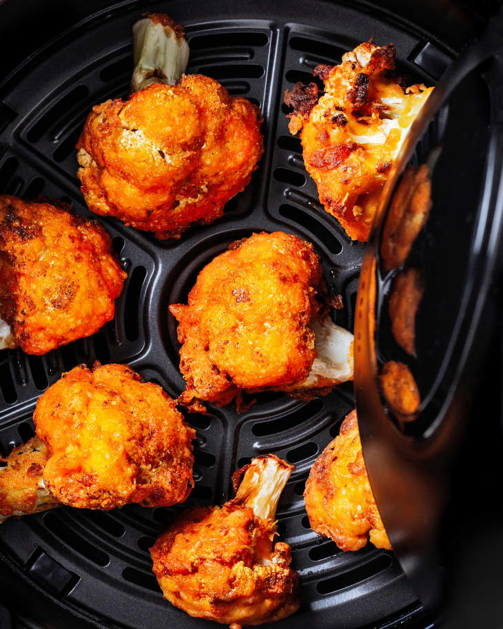 https://cdn.apartmenttherapy.info/image/upload/f_auto,q_auto:eco,c_fill,g_center,w_730,h_913/k%2FPhoto%2FRecipes%2F2021-12-Air-Fryer-Buffalo-Cauliflower%2Fdanielle_acken_the_kitchn_air_fryer_buffalo_cauliflower-1