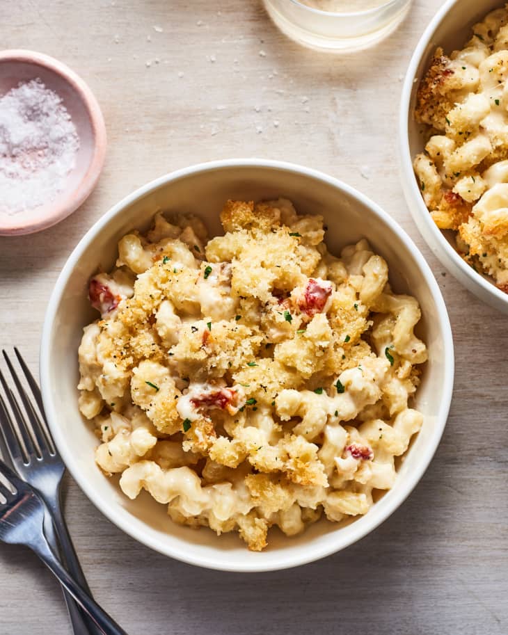 lobster mac and cheese in bowls