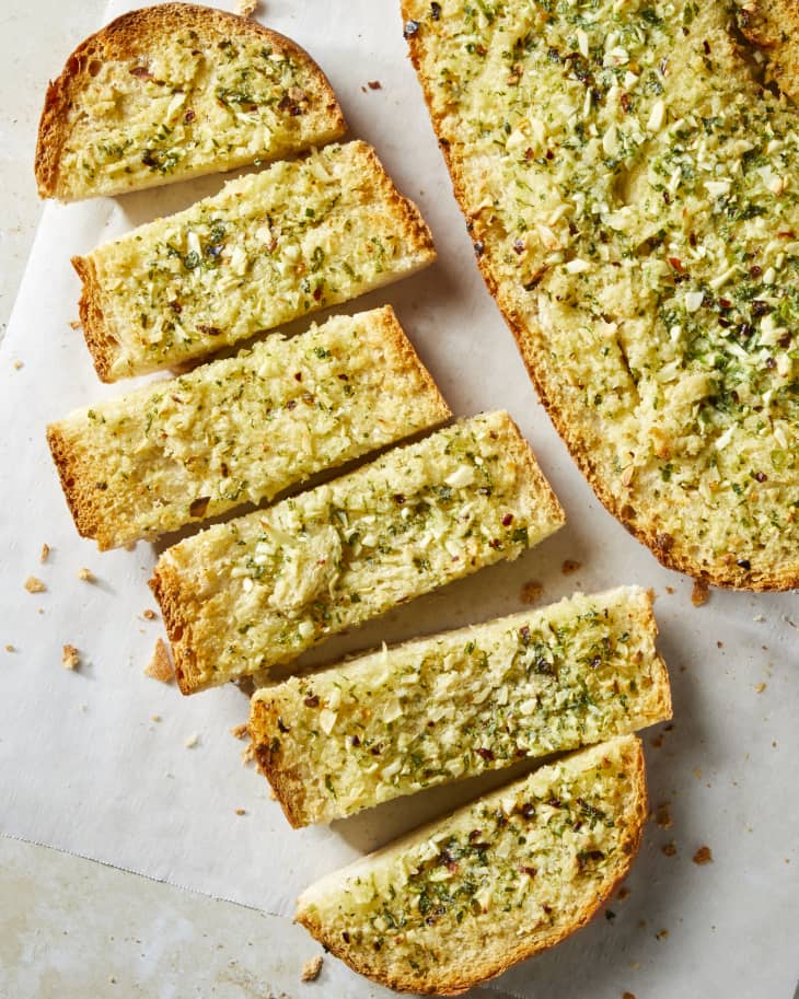 https://cdn.apartmenttherapy.info/image/upload/f_auto,q_auto:eco,c_fill,g_center,w_730,h_913/k%2FPhoto%2FRecipes%2F2023-11-garlic-bread%2FGarlic-bread-18