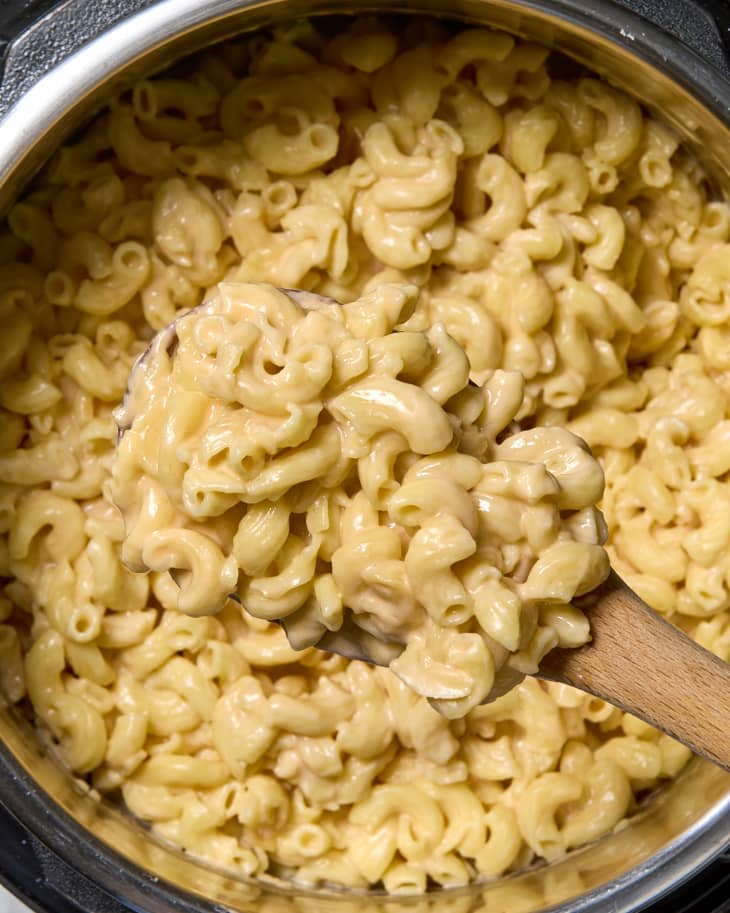 Overhead shot of mac and cheese in a instapot.