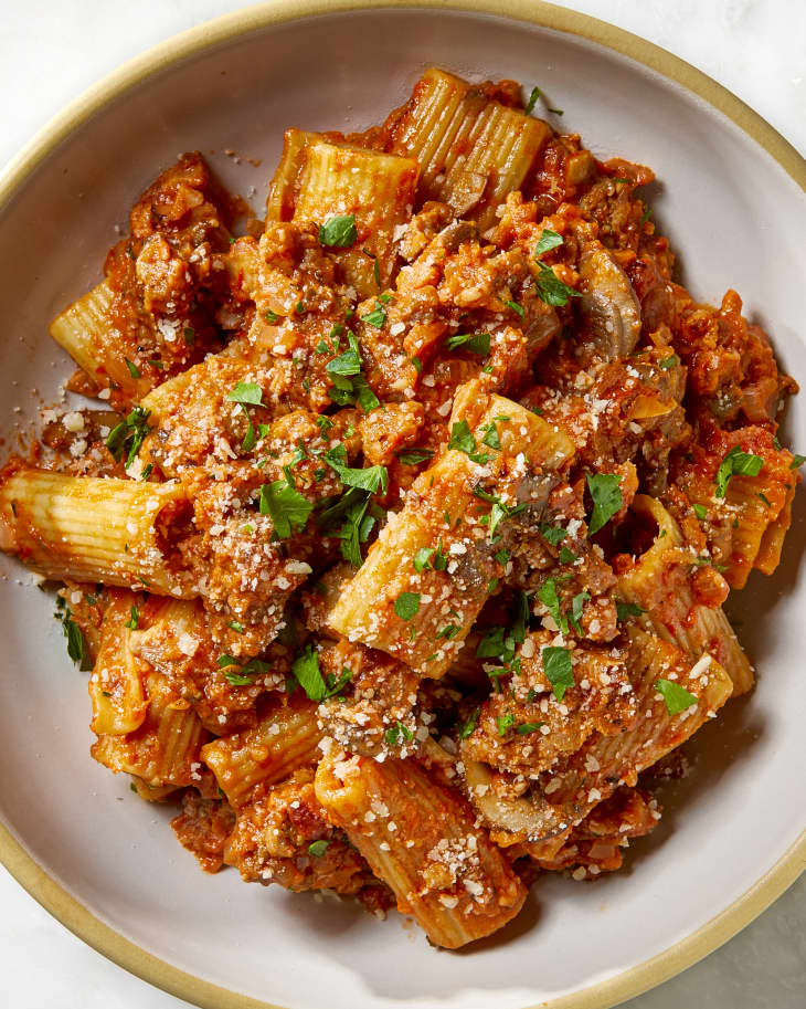 https://cdn.apartmenttherapy.info/image/upload/f_auto,q_auto:eco,c_fill,g_center,w_730,h_913/k%2FPhoto%2FRecipes%2F2023-12-pasta-alla-boscaiola%2Fpasta-alla-boscaiola-727