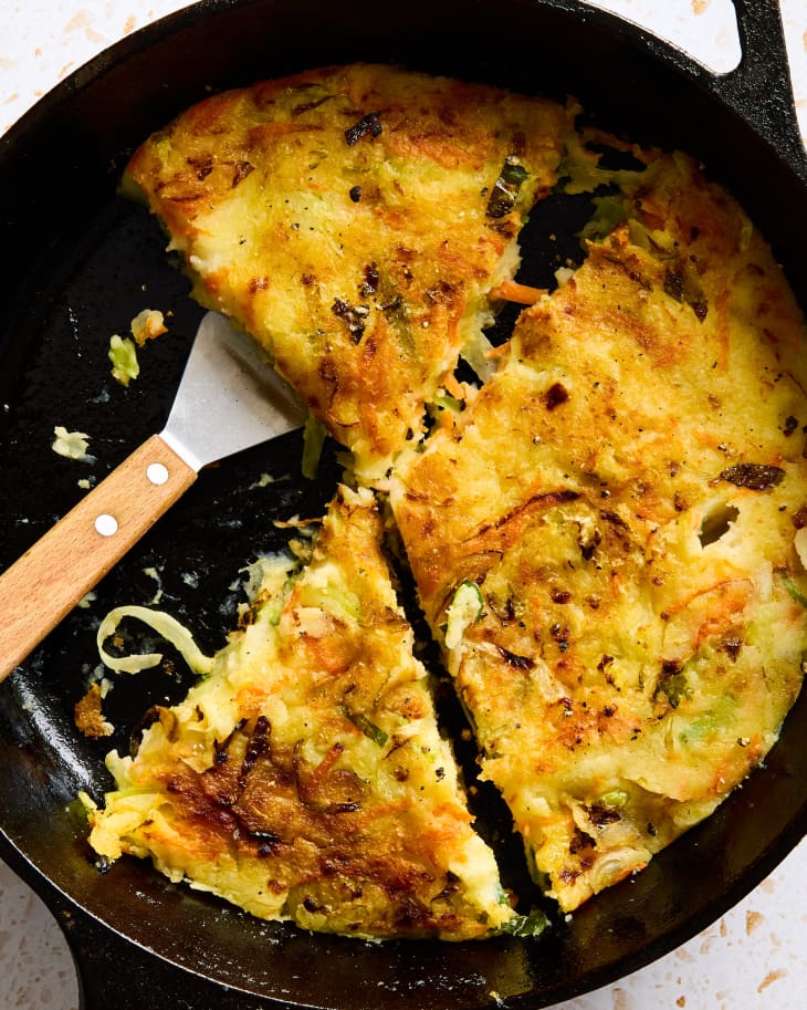 overhead shot of bubble and squeak being pulled out of the pan.