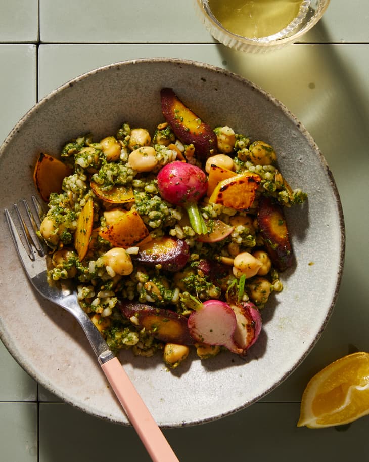 roasted garlic pasta on green tile with a yellow napkin