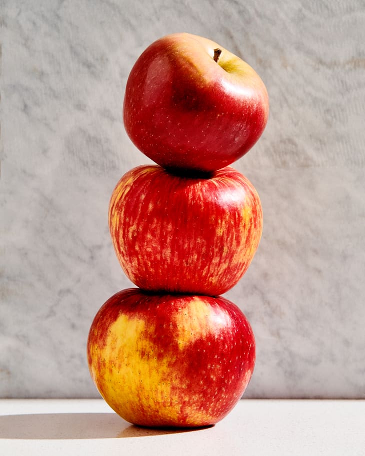 stack of 3 apples, largest on bottom, medium-sized in middle, and smallest on top