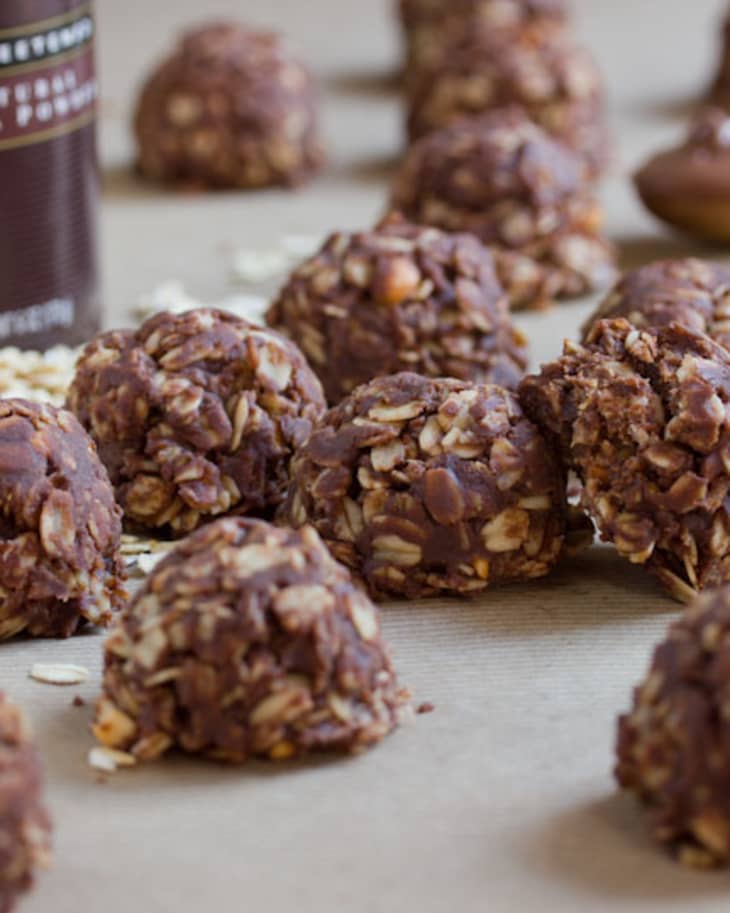 No-bake Nutella cookies rolled with oats and peanut butter