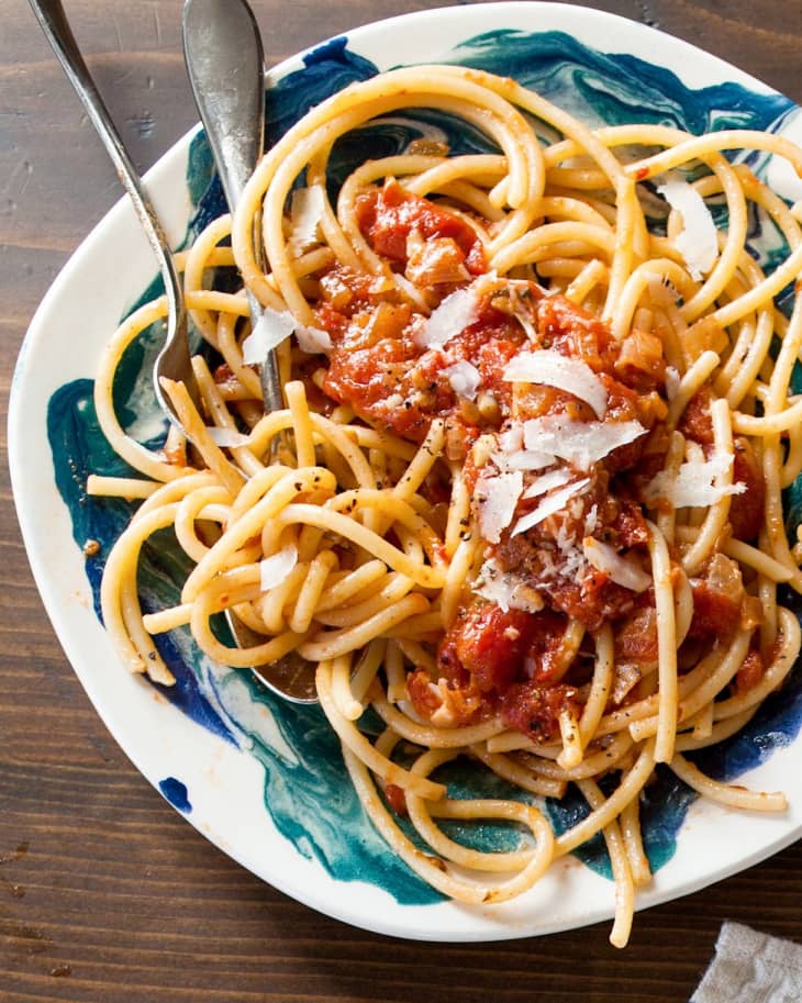 A bowl of spaghetti covered in marinara sauce