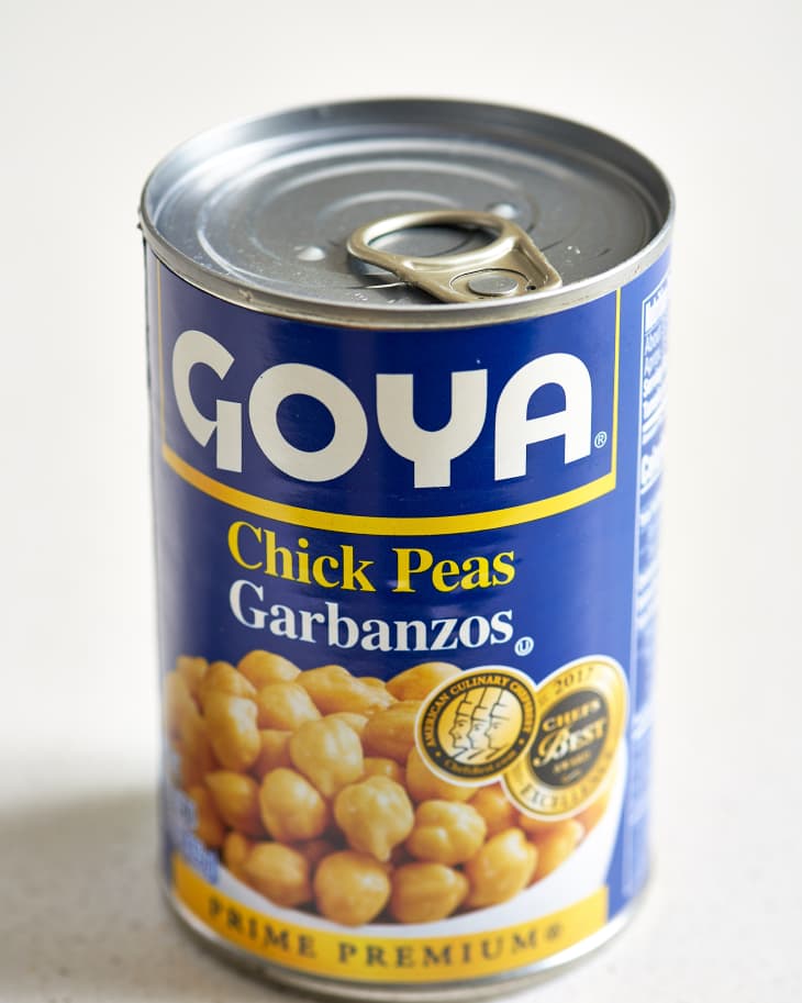 A can of Goya chickpeas