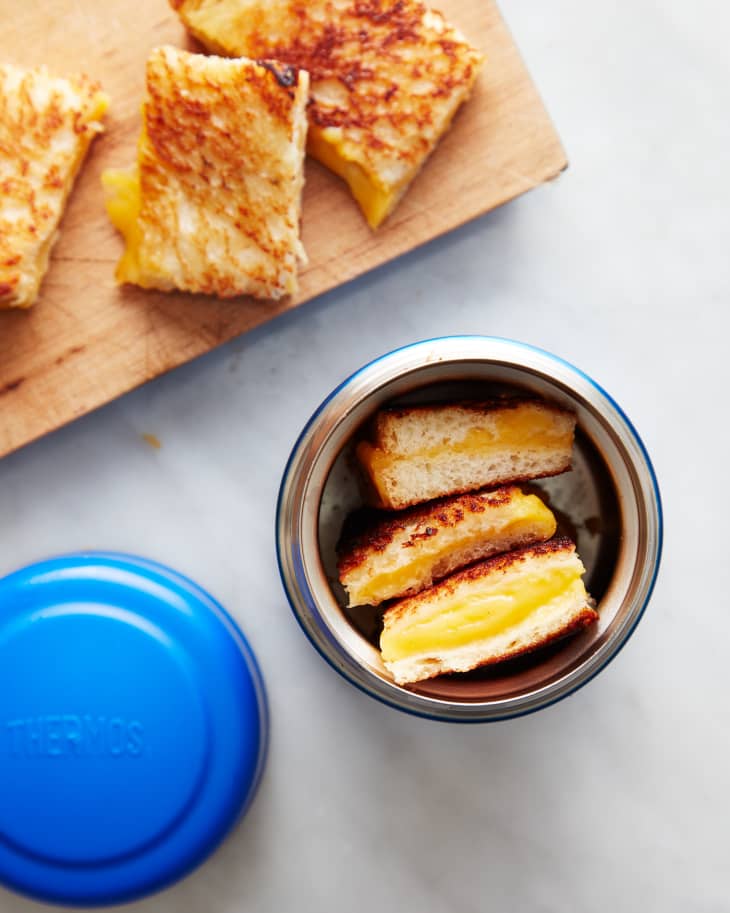 A lunch box that stores hot and cold food at the same time.