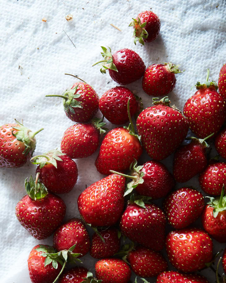 How to clean strawberries to avoid hepatitis A?