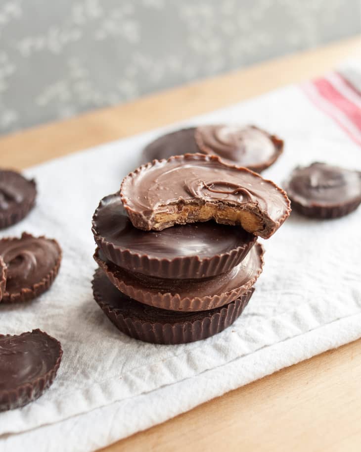 Everyone's Gonna LOVE these Chocolate Peanut Butter Banana Cups