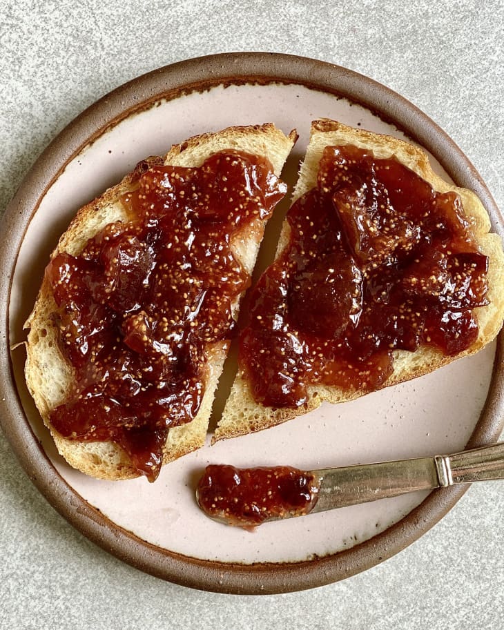 fig jam on toast, plate, knife