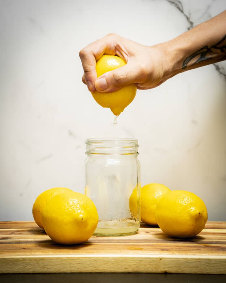 Best way to juice a lemon on sale