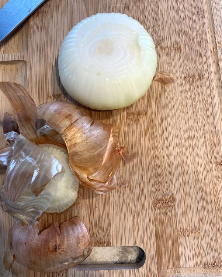 This SuperEasy Hack for Peeling Onions Will Be Your New GoTo Method
