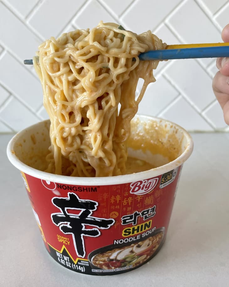 Shin top cup noodle