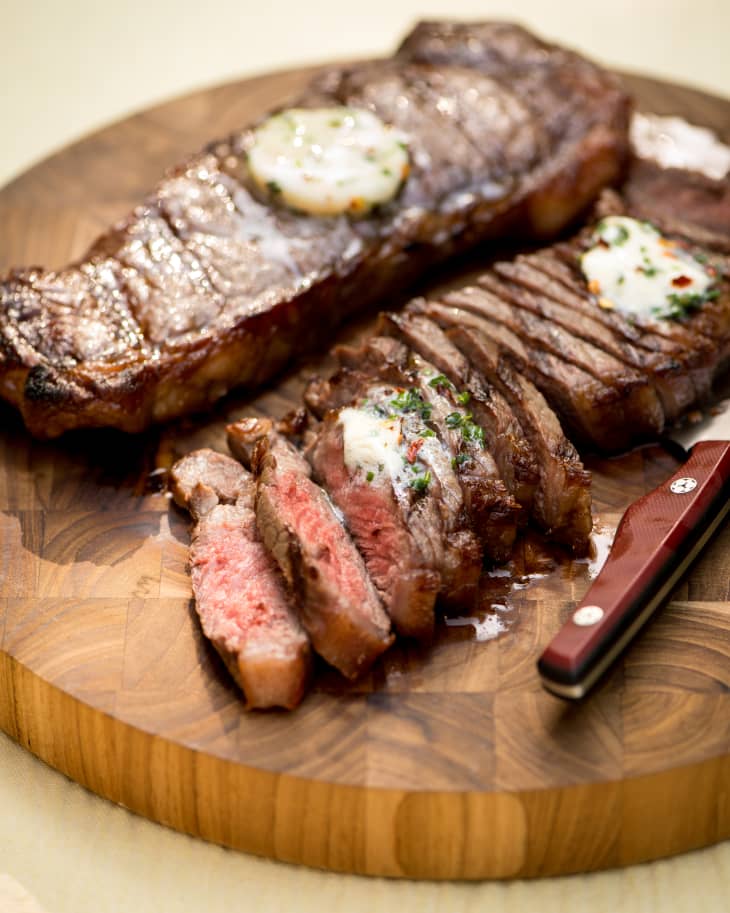 Preparing steak for online grilling