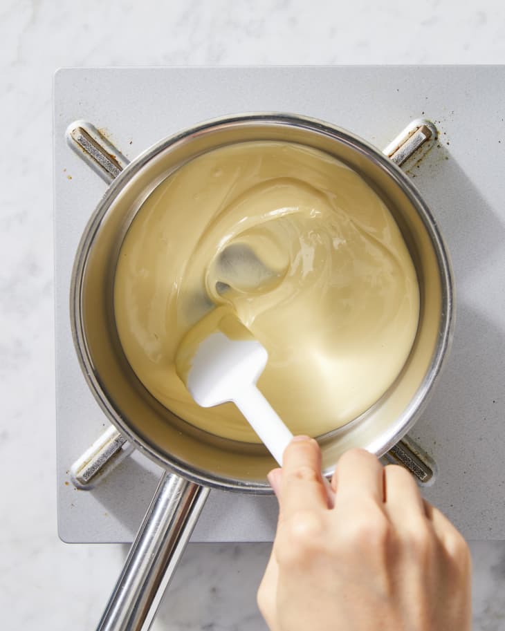 Melting white outlet chocolate chips