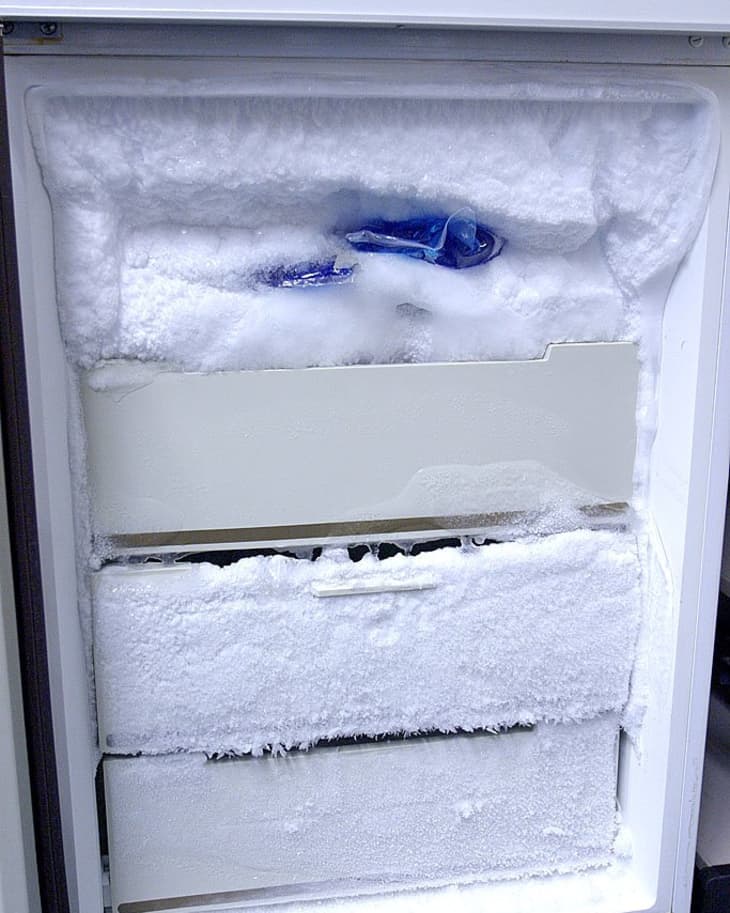Chest freezer outlet self defrosting