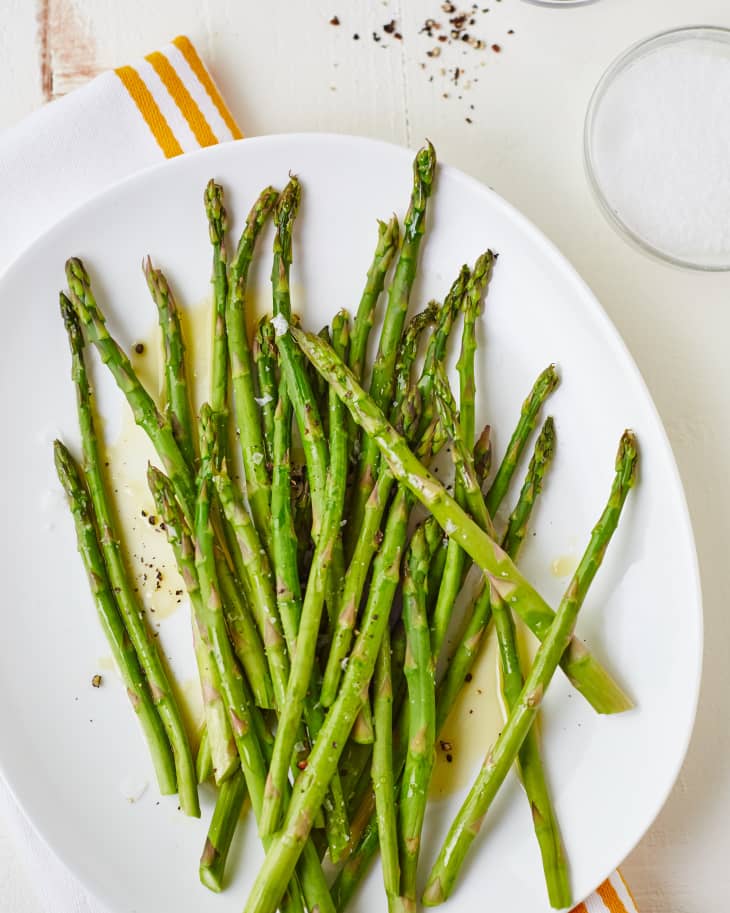 Microwave Steamed Asparagus Recipe (Fast and Easy) The Kitchn