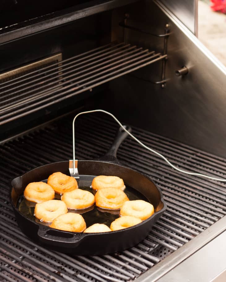 Gas grill with online deep fryer