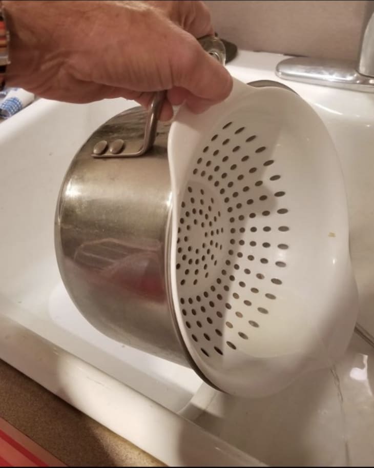 How to new arrivals use a colander