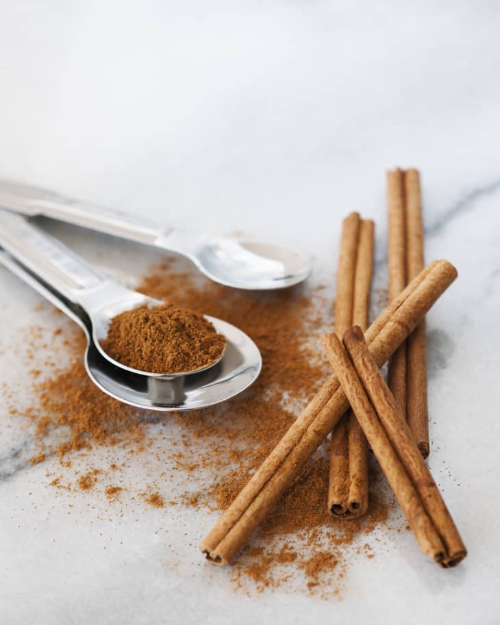 cinnamon stick and cinnamon powder