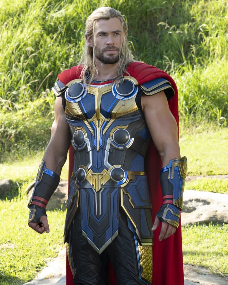 THOR: LOVE AND THUNDER, from left: Natalie Portman as Mighty Thor, Chris Hemsworth as Thor, 2022.