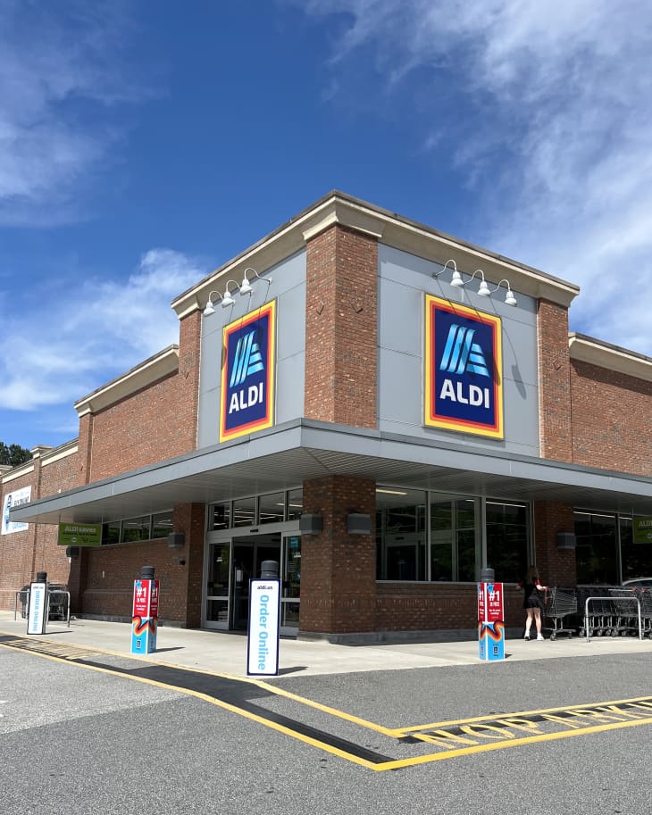 Aldi storefront photographed from parking lot