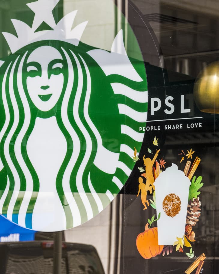 Indianapolis : Starbucks Retail Coffee Store. Starbucks is Serving Pumpkin Spice Lattes