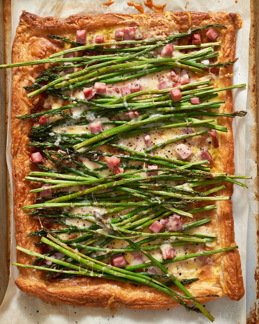 Recipe Ham, Asparagus, & Gruyère Tart Kitchn yummyumm in a pinch