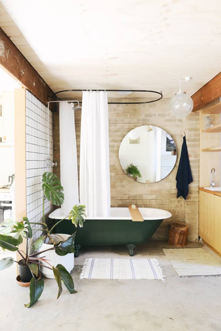 Clawfoot tub bathroom hot sale