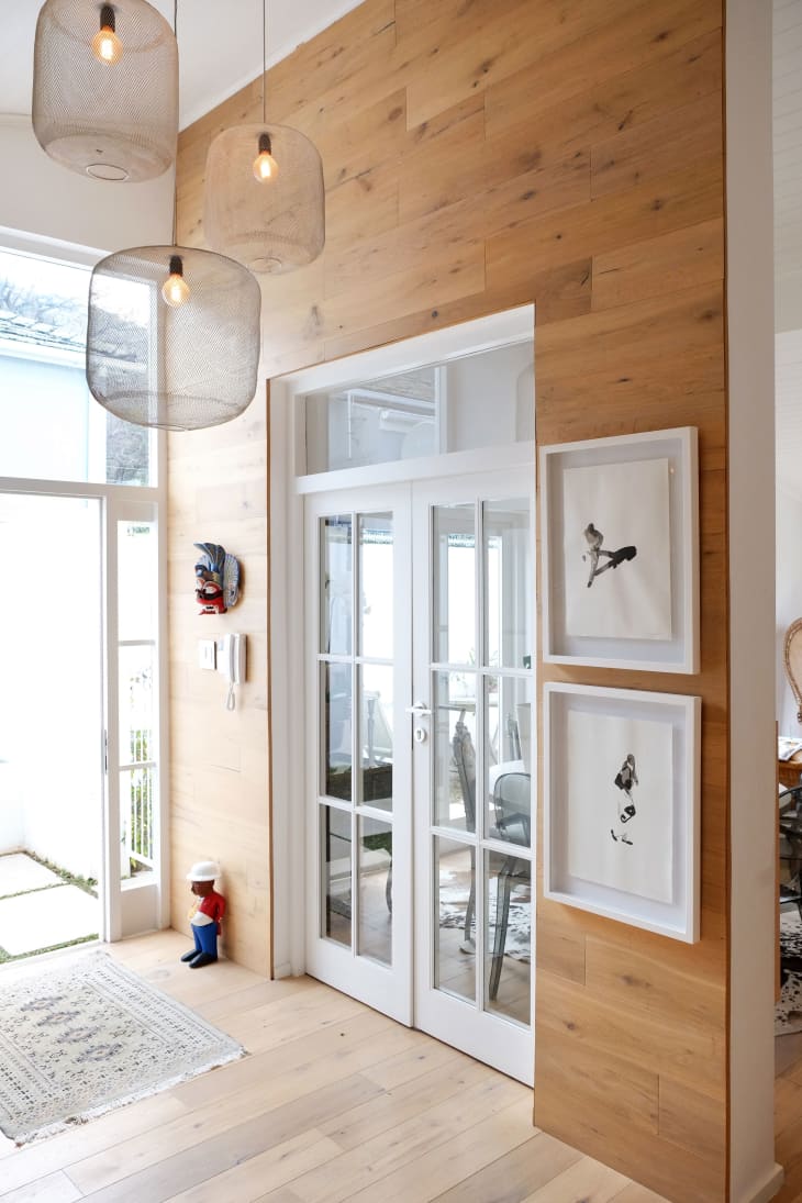 dinding aksen kayu renovasi rumah minimalis 2021