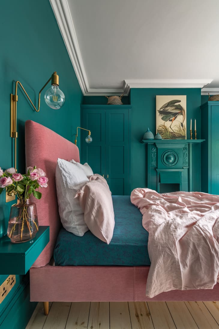 Dormitorio colorido en una casa en Londres.