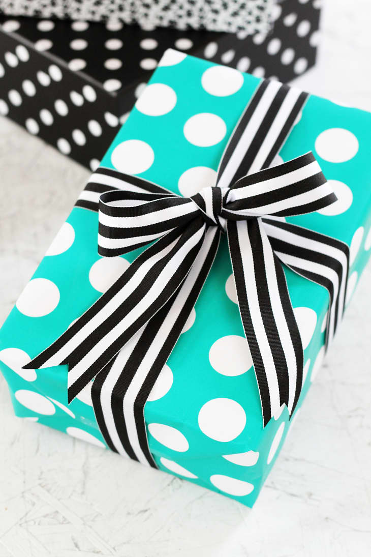 Gift wrap ribbon on sale bow