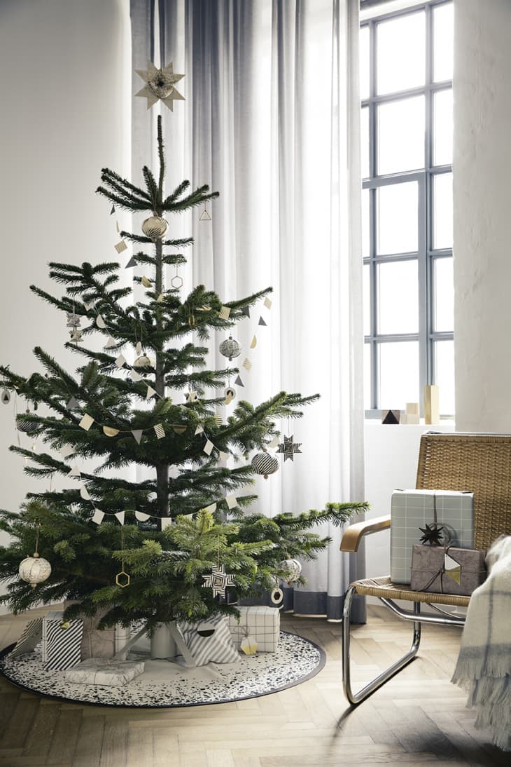 Minimalist Christmas Tree Ideas for Streamlined Holiday Decor