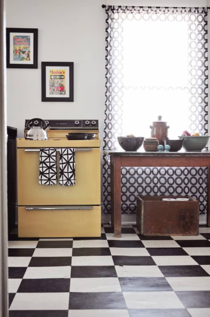 13 Inspiring Black & White Bathroom Ideas - Kitchen Cabinet Kings