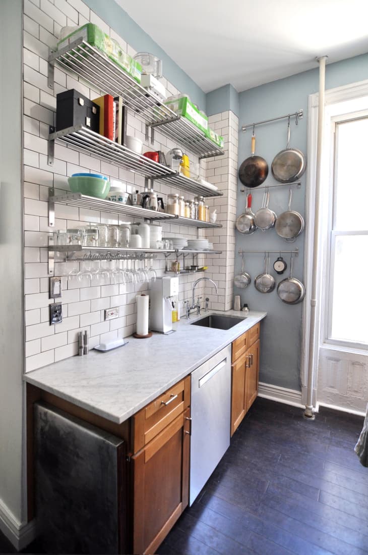 8 Organizing Tips to Optimize Open Kitchen Shelf Storage