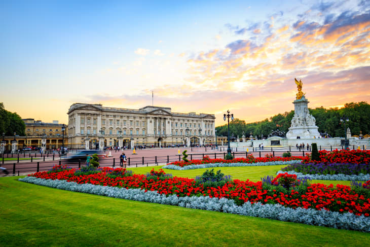 Queen opens Buckingham Palace gardens for picnics this summer