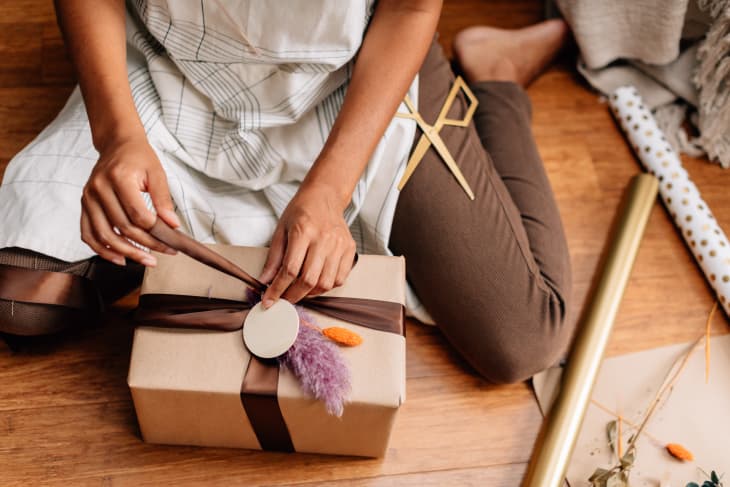 wrap a bouquet using brown kraft paper｜TikTok Search