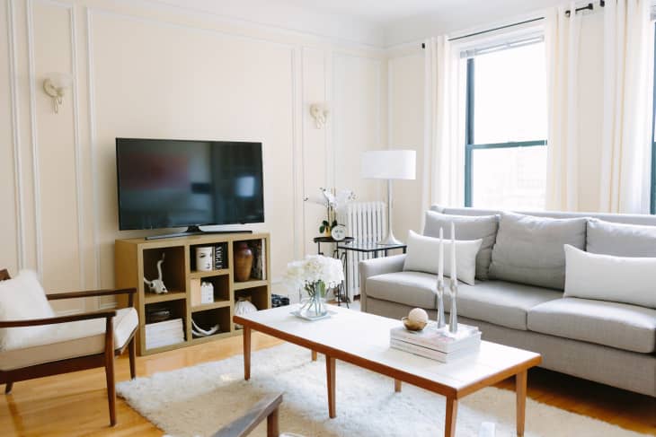 21 Small Living Rooms With TVs That Actually Look Good