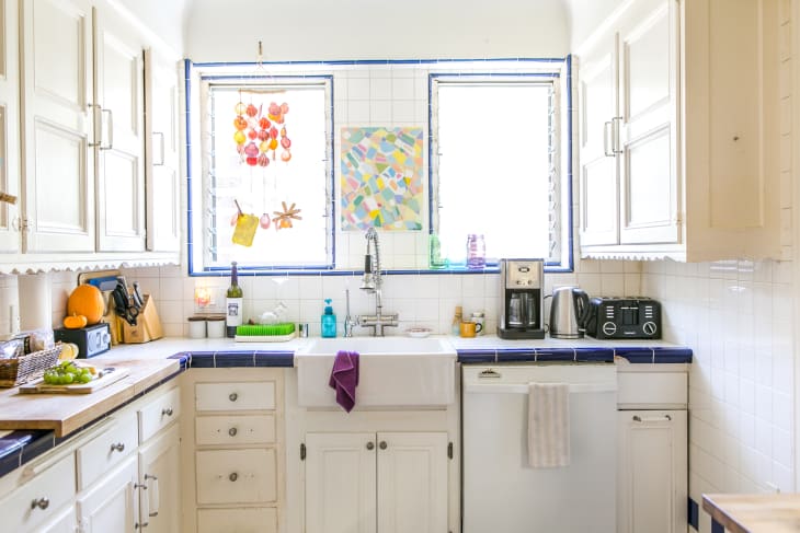 Stack of kitchen towels, dish towels, tea towels on a kitchen counter,  kitchen worktop Stock Illustration