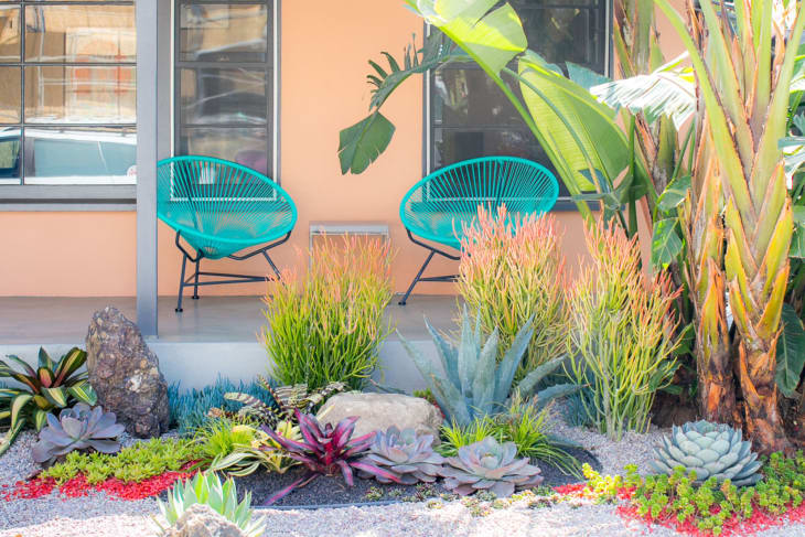 Foto de Spiritual home balcony decor with heather flowers