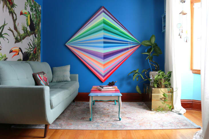 客厅与树脂彩虹艺术品和油漆咖啡桌