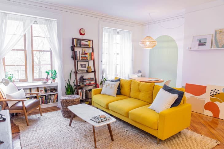 Decorar con un sofá amarillo