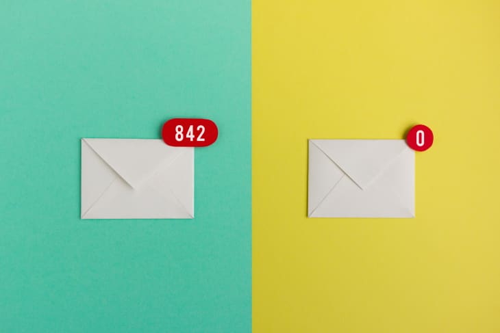 Two envelopes on split teal and yellow background; one with 842 notifications, the other with 0.